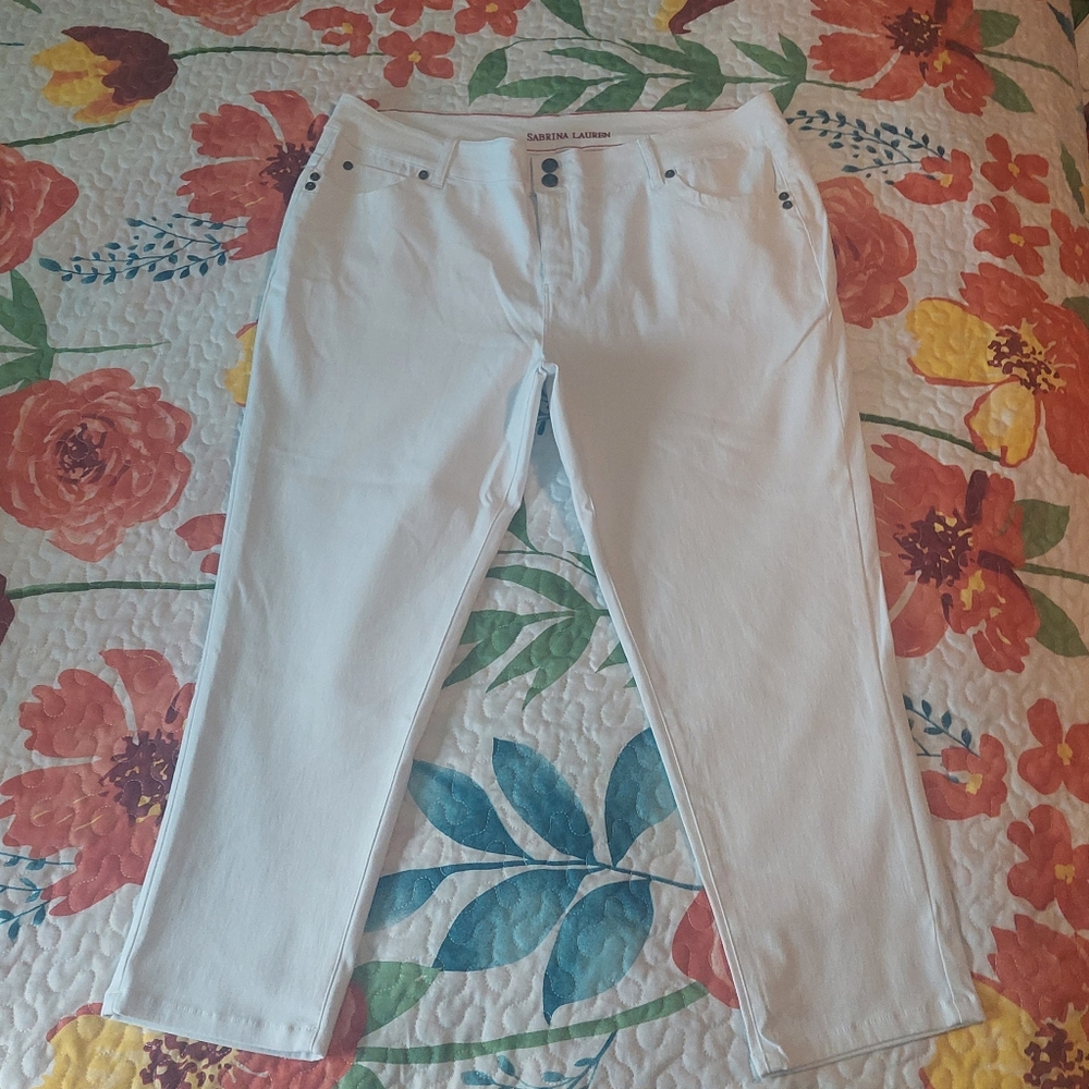 Sabrina Lauren White Capri Pants